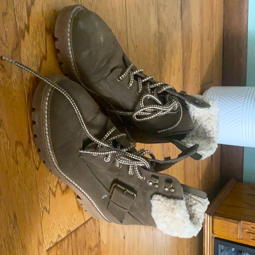 Army green winter boots with fur lining inside💚
